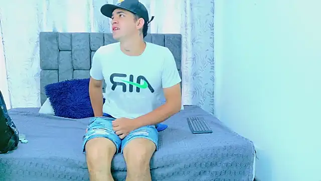 Snapshot of Laura_King chatting on 15, 10, 2025 Laura King online show from 15, 10, 2025