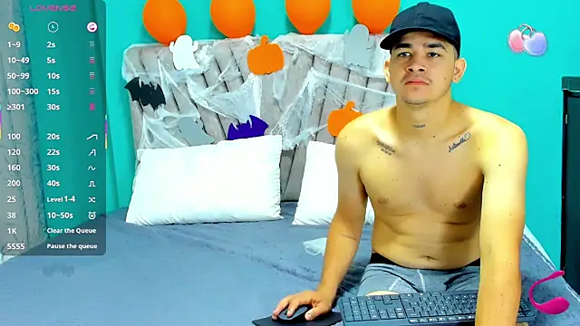 Snapshot of Laura_King chatting on 27, 10, 2025 Laura King online show from 27, 10, 2025