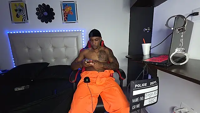 Snapshot of DiegoXL111 chatting on 4, 10, 2025 DiegoXL111 online show from 4, 10, 2025