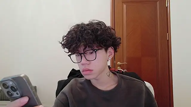 Snapshot of hangzi-0011 chatting on 4, 10, 2025 hangzi-0011 online show from 4, 10, 2025