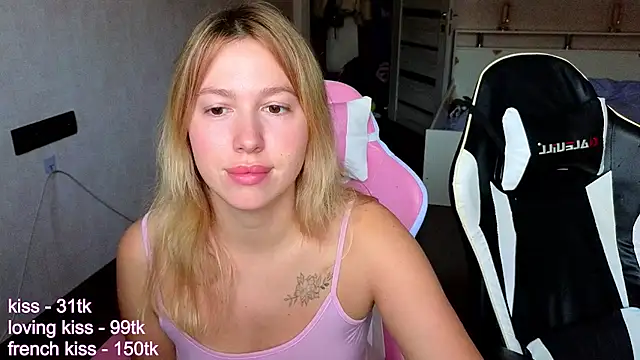 Snapshot of stefany_and_bettany chatting on 4, 10, 2025 stefany and bettany online show from 4, 10, 2025