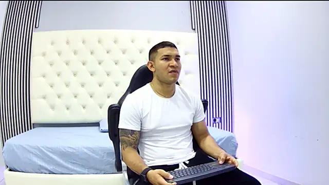 Snapshot of venedic_bull chatting on 28, 10, 2025 venedic bull online show from 28, 10, 2025