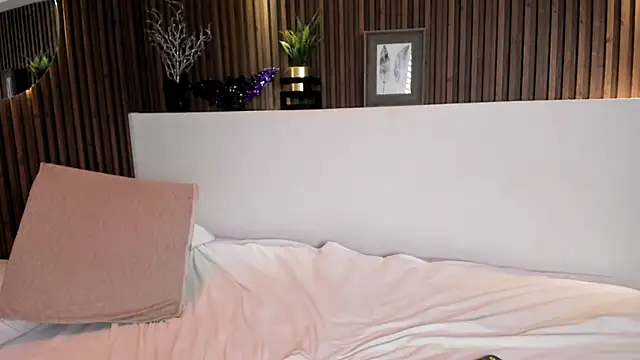 Emily Roberts9 online show from 15, 10, 2025