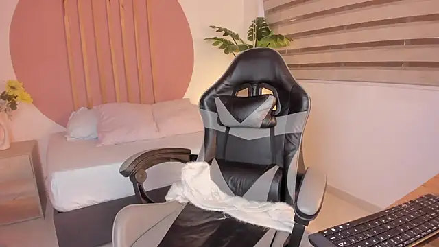 mia curry online show from 6, 10, 2025