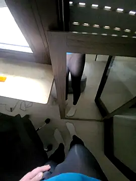 Snapshot of rezzzze chatting on 12, 10, 2025 rezzzze online show from 12, 10, 2025