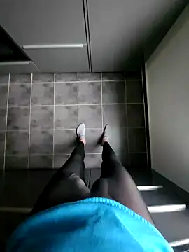 Snapshot of rezzzze chatting on 28, 10, 2025 rezzzze online show from 28, 10, 2025