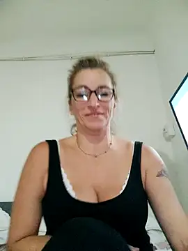 Fifi83Bell online show from 6, 10, 2025