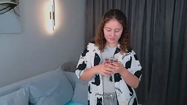 Snapshot of BrendaScot chatting on 21, 10, 2025 BrendaScot online show from 21, 10, 2025