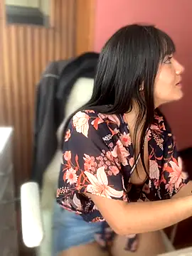 LunaMartinez Pink online show from 10, 10, 2025