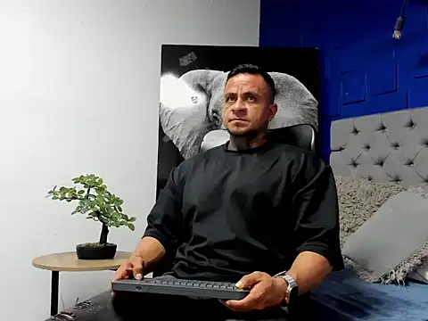 Snapshot of ZEUS-KING chatting on 3, 10, 2025 ZEUS-KING online show from 3, 10, 2025