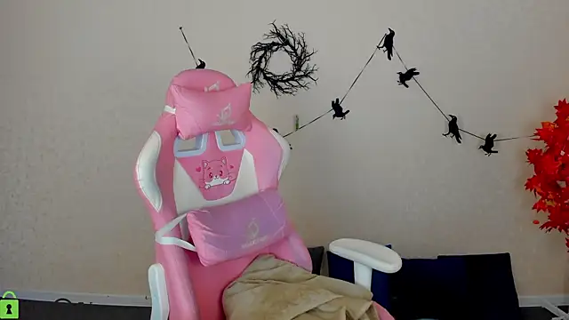 L1na Reeds online show from 10, 11, 2025