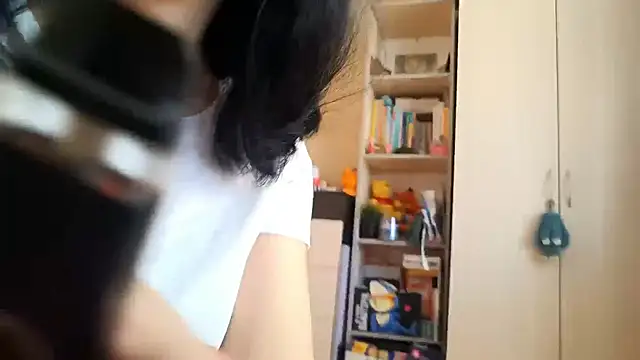 Snapshot of Abi_bee chatting on 8, 10, 2025 Abi bee online show from 8, 10, 2025