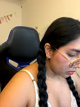 Snapshot of LoveLyy- chatting on 18, 12, 2025 LoveLyy- online show from 18, 12, 2025