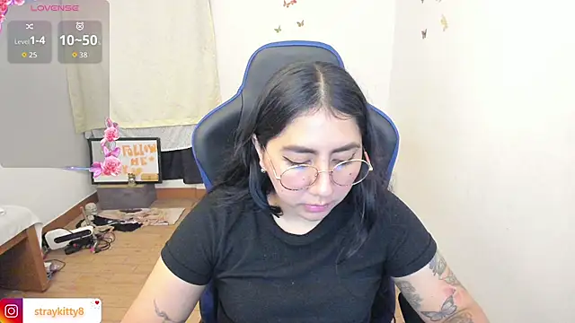 Snapshot of LoveLyy- chatting on 7, 7, 2026 LoveLyy- online show from 7, 7, 2026