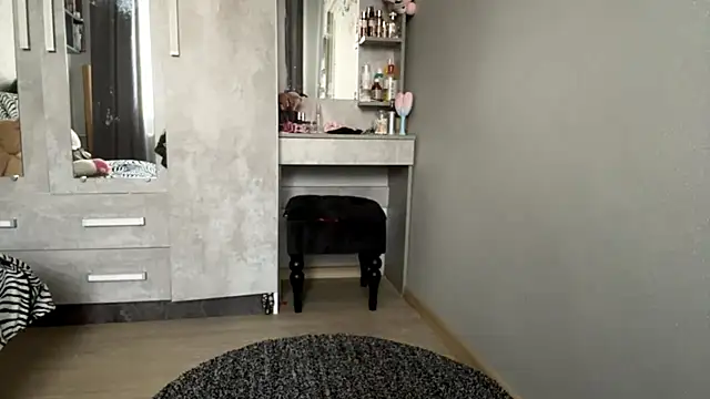 JuliHurlstona online show from 27, 10, 2025