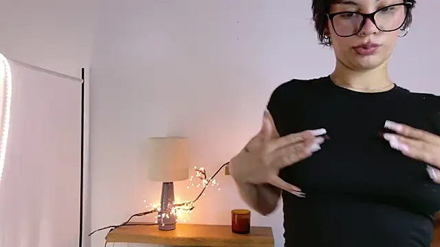 Snapshot of LoraShines chatting on 18, 11, 2025 LoraShines online show from 18, 11, 2025