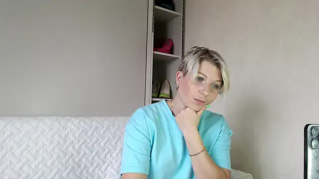 Snapshot of BellaStrong_ chatting on 15, 10, 2025 BellaStrong online show from 15, 10, 2025