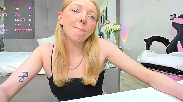 Snapshot of SundyRose chatting on 18, 11, 2025 SundyRose online show from 18, 11, 2025