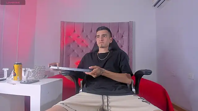 Snapshot of Ethan_Boy_ chatting on 13, 10, 2025 Ethan Boy  online show from 13, 10, 2025