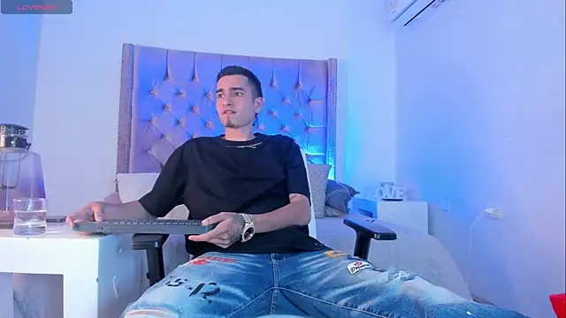 Snapshot of Ethan_Boy_ chatting on 17, 10, 2025 Ethan Boy  online show from 17, 10, 2025