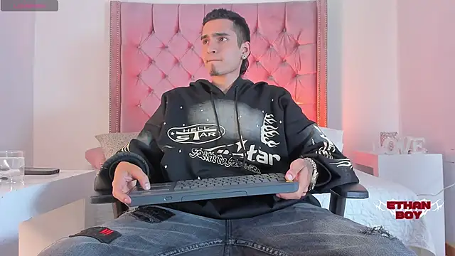 Snapshot of Ethan_Boy_ chatting on 24, 10, 2025 Ethan Boy  online show from 24, 10, 2025