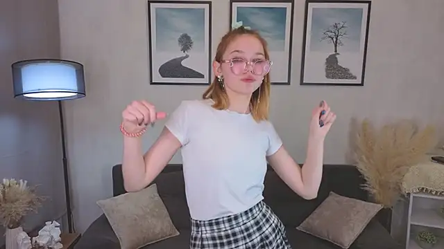 Snapshot of LinhFerrales chatting on 15, 10, 2025 LinhFerrales online show from 15, 10, 2025