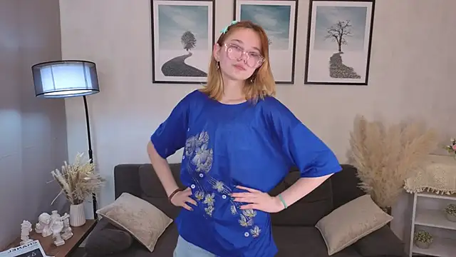 Snapshot of LinhFerrales chatting on 17, 10, 2025 LinhFerrales online show from 17, 10, 2025