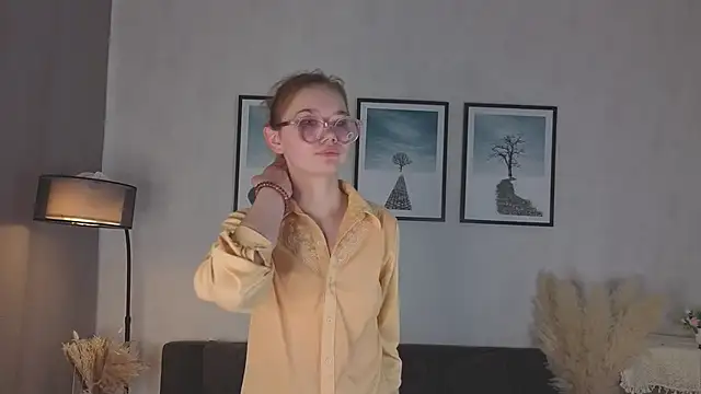 Snapshot of LinhFerrales chatting on 18, 10, 2025 LinhFerrales online show from 18, 10, 2025