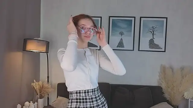 Snapshot of LinhFerrales chatting on 19, 10, 2025 LinhFerrales online show from 19, 10, 2025