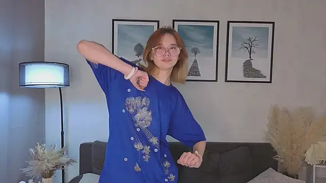 Snapshot of LinhFerrales chatting on 21, 10, 2025 LinhFerrales online show from 21, 10, 2025