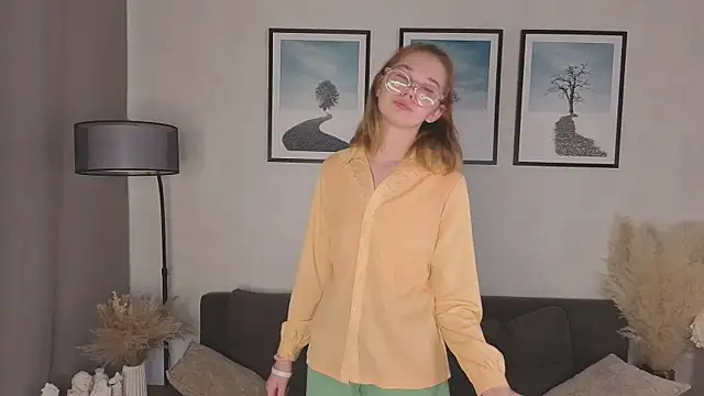 Snapshot of LinhFerrales chatting on 22, 10, 2025 LinhFerrales online show from 22, 10, 2025