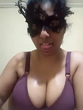 Snapshot of Expose_Queen chatting on 29, 11, 2025 Expose Queen online show from 29, 11, 2025