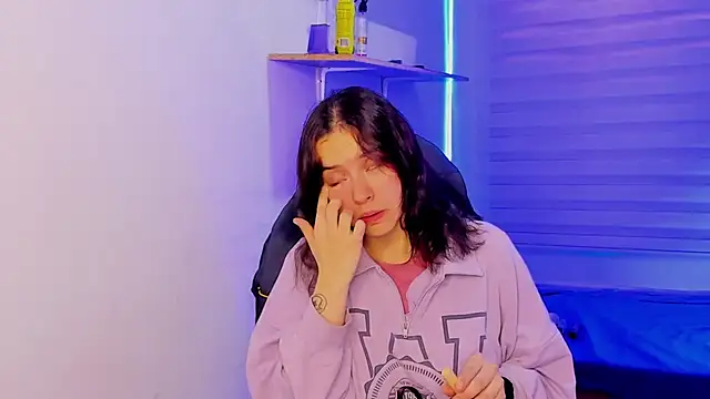 Emily Lindey online show from 28, 10, 2025