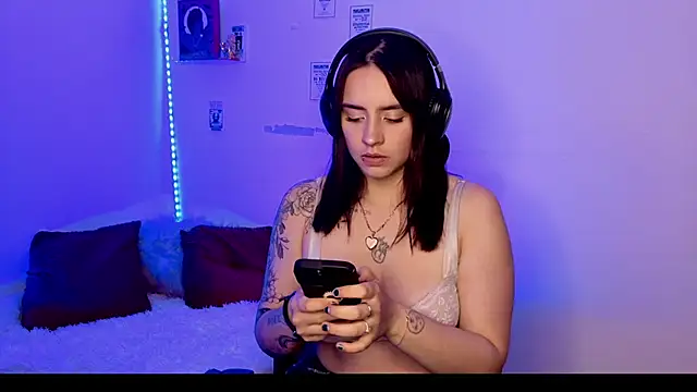 Emily Lindey online show from 8, 5, 2026