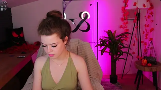 Snapshot of Hot__Tiny chatting on 30, 10, 2025 Hot Tiny online show from 30, 10, 2025