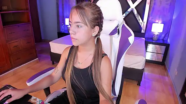 Snapshot of Lily_CuteBoobs chatting on 15, 10, 2025 Lily CuteBoobs online show from 15, 10, 2025