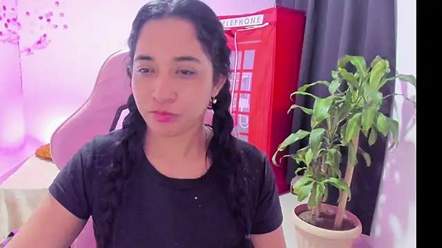 Snapshot of Kruela chatting on 5, 12, 2025 Kruela online show from 5, 12, 2025