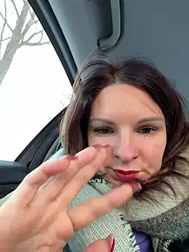 kinkysarahx online show from 6, 1, 2026