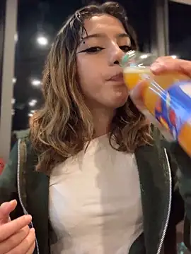 Snapshot of MiaaCute- chatting on 19, 12, 2025 MiaaCute- online show from 19, 12, 2025