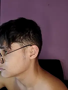 Snapshot of AxelKamel chatting on 8, 11, 2025 AxelKamel online show from 8, 11, 2025