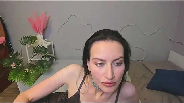 your  queen online show from 19, 10, 2025