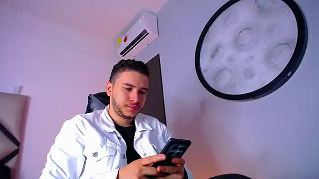 Snapshot of mike_257 chatting on 2, 12, 2025 mike 257 online show from 2, 12, 2025