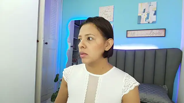 Aria Russo online show from 6, 11, 2025