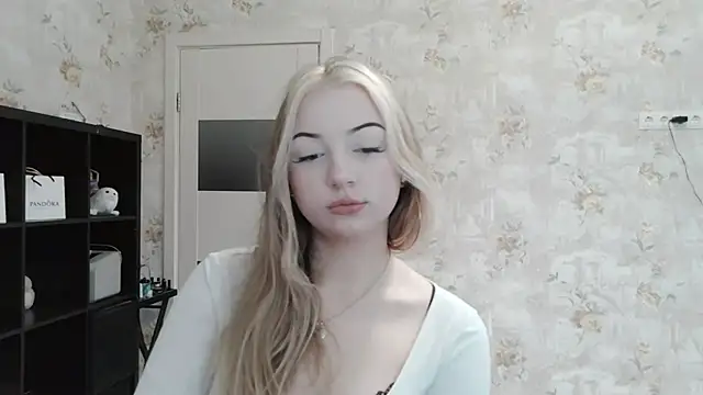 Snapshot of _LunaLush_ chatting on 21, 10, 2025 LunaLush online show from 21, 10, 2025