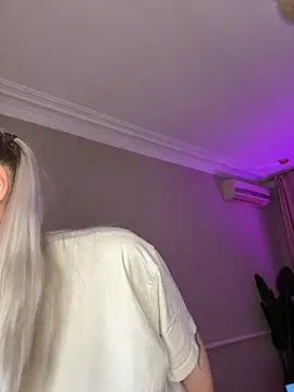 Snapshot of HugeBoobsAlice chatting on 19, 12, 2025 HugeBoobsAlice online show from 19, 12, 2025