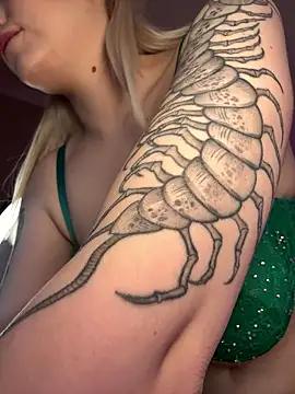 Snapshot of HugeBoobsAlice chatting on 7, 1, 2026 HugeBoobsAlice online show from 7, 1, 2026