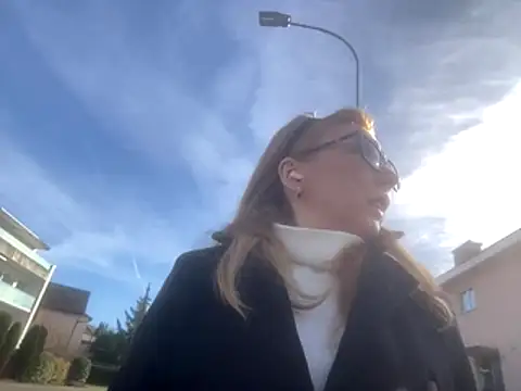 JeniJansi online show from 5, 11, 2025