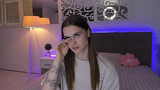 Snapshot of LuisaClover chatting on 27, 6, 2026 LuisaClover online show from 27, 6, 2026