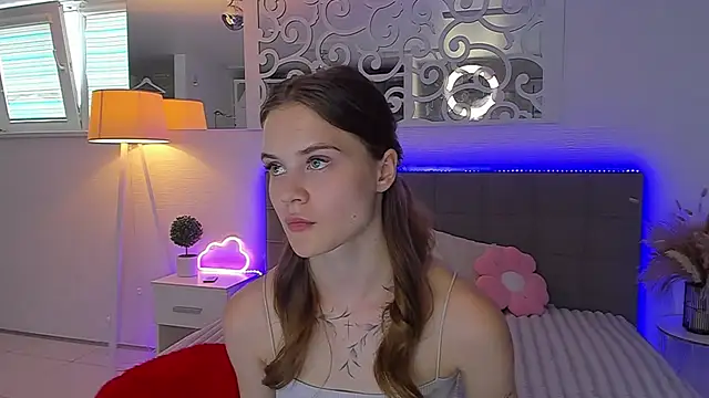 Snapshot of LuisaClover chatting on 6, 8, 2026 LuisaClover online show from 6, 8, 2026