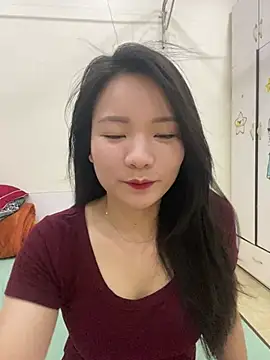 Bee Yellow00 online show from 6, 5, 2026